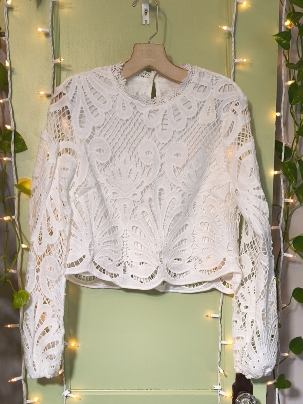 Women's Stark White Crochet Lace Sheer Sleeve Elastic Wrist Cropped Blouse M